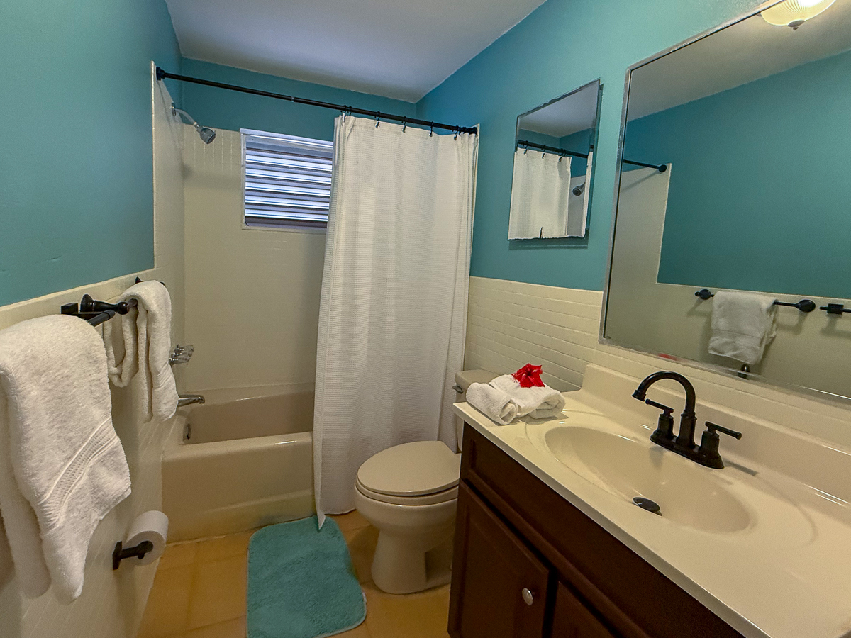 tesoro apartment bathroom